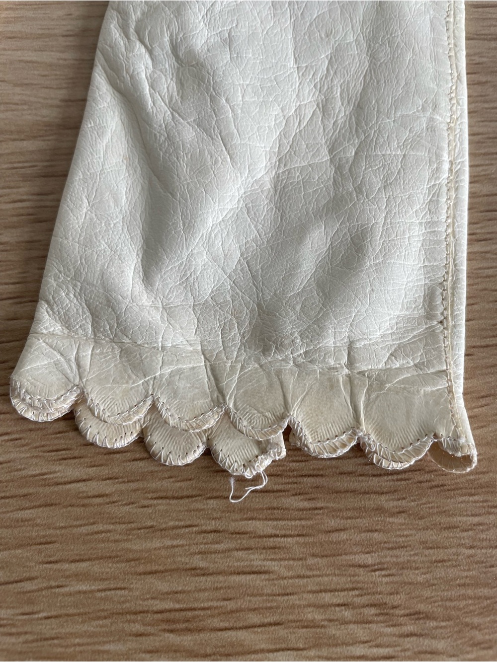 Vintage leather gloves silk lined 60s Sanger Harris cream bridal scalloped - Picture 5 of 7